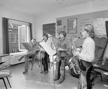 880996 Afbeelding van leerlingen tijdens een saxofoonles in de Gemeentelijke Muziekschool (Lange Nieuwstraat 2) te Utrecht.